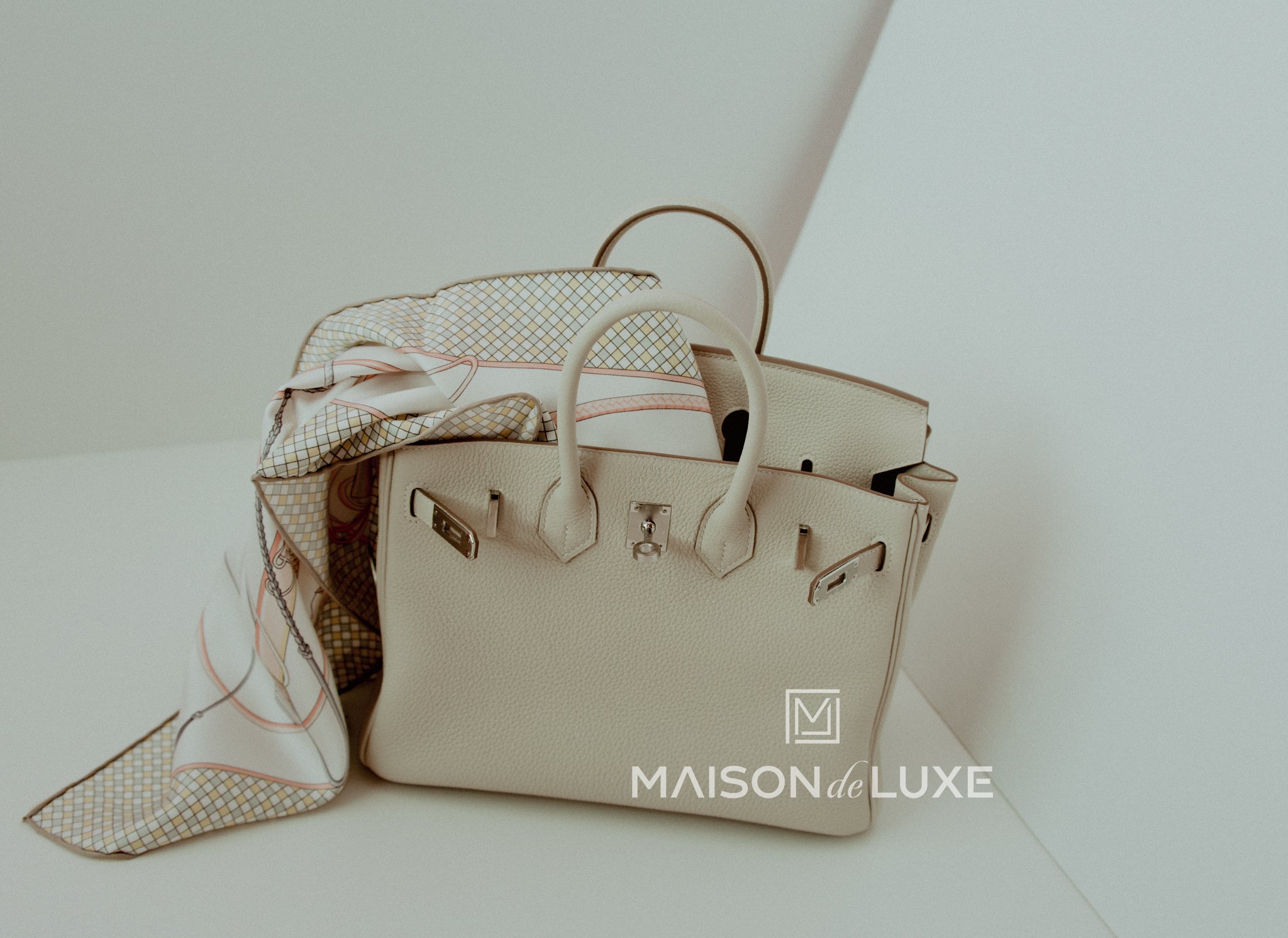 Hermes Craie Off White Togo Palladium Hardware Birkin 25 Handbag Bag –  MAISON de LUXE