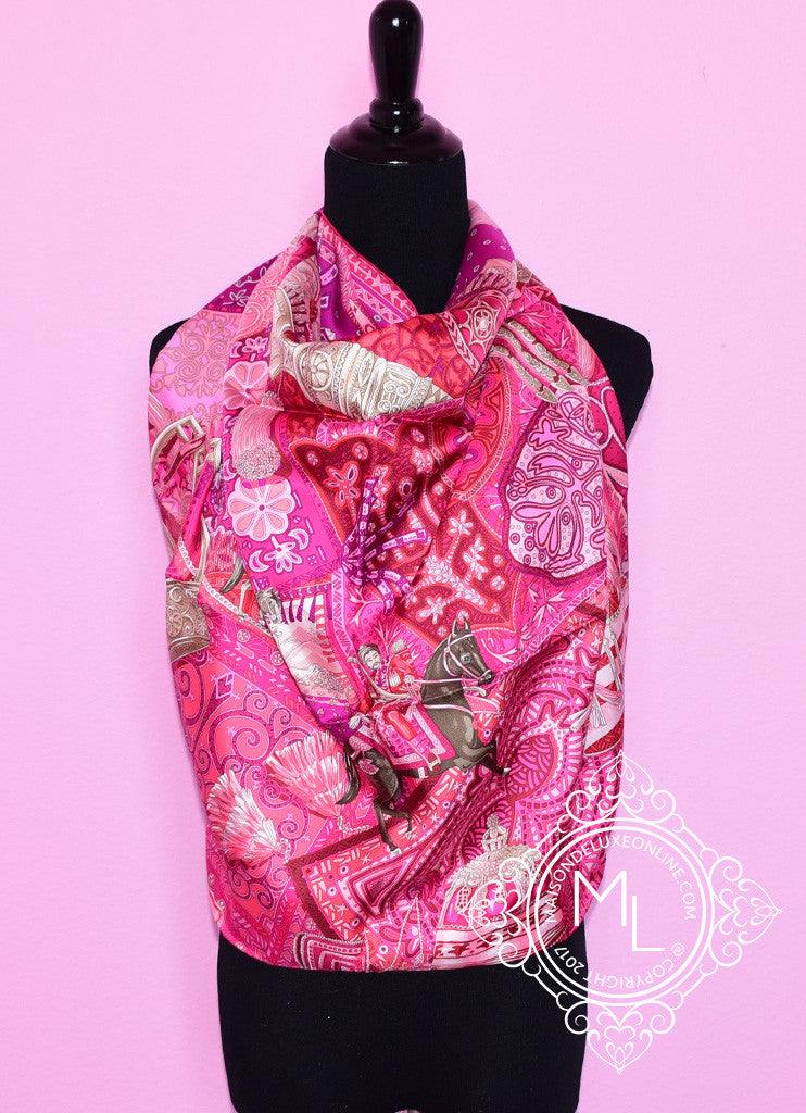 Écharpe/chiffon sauvage motif cachemire rose clair et argenté 35 x 35 po. - W115L Slide WRC435B - France Écharpe/chiffon sauvage motif cachemire rose clair et argenté 35 x 35 po. - W115L Slide WRC435B - France