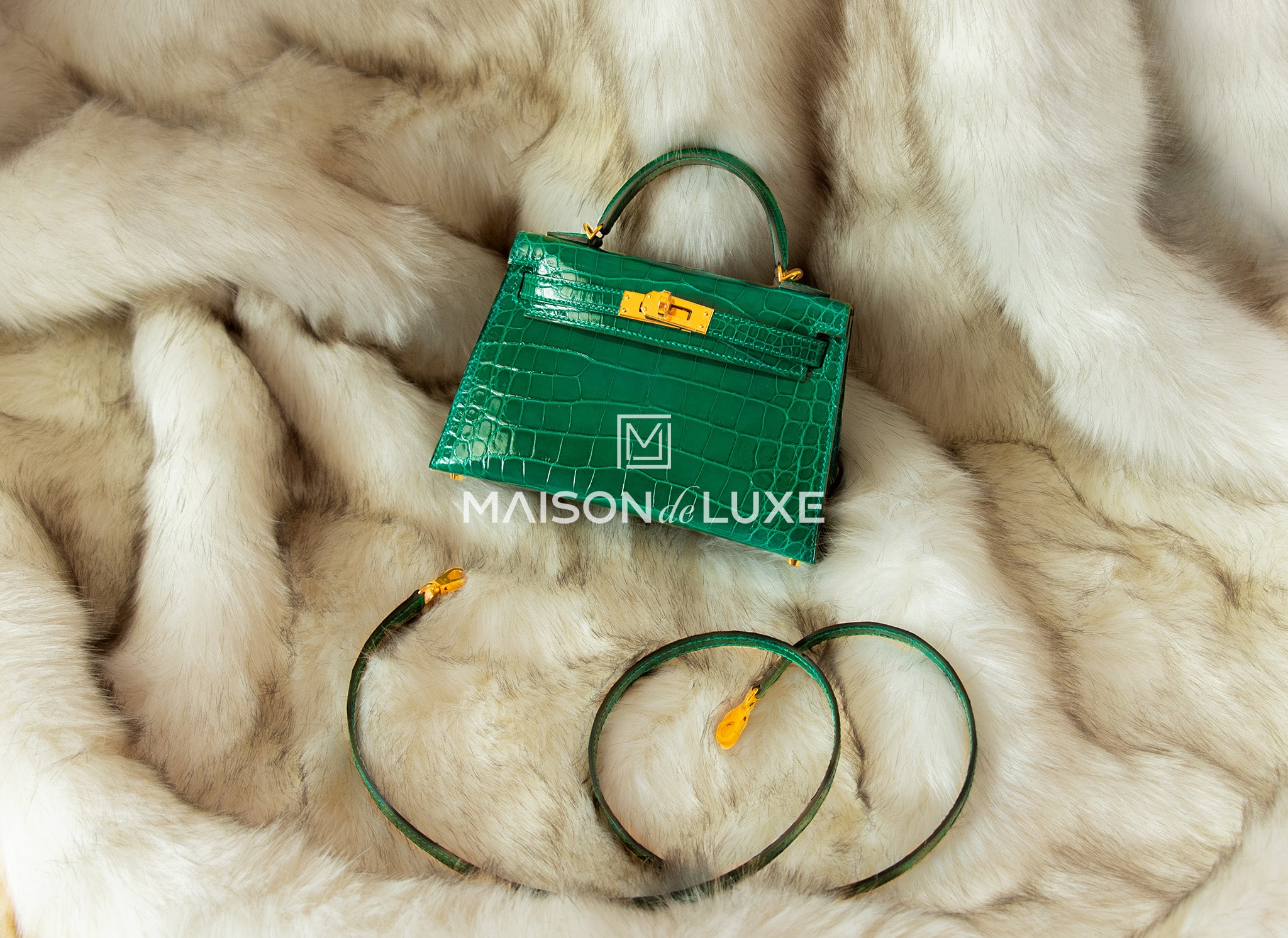 Bag of the day! 💎 This Mini Kelly II in Emerald with Gold